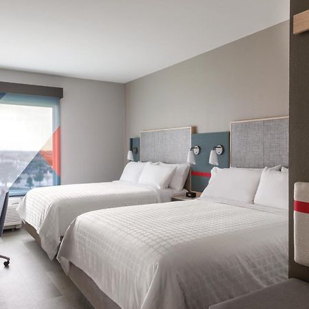 Avid Hotel-Midland Bagian luar foto