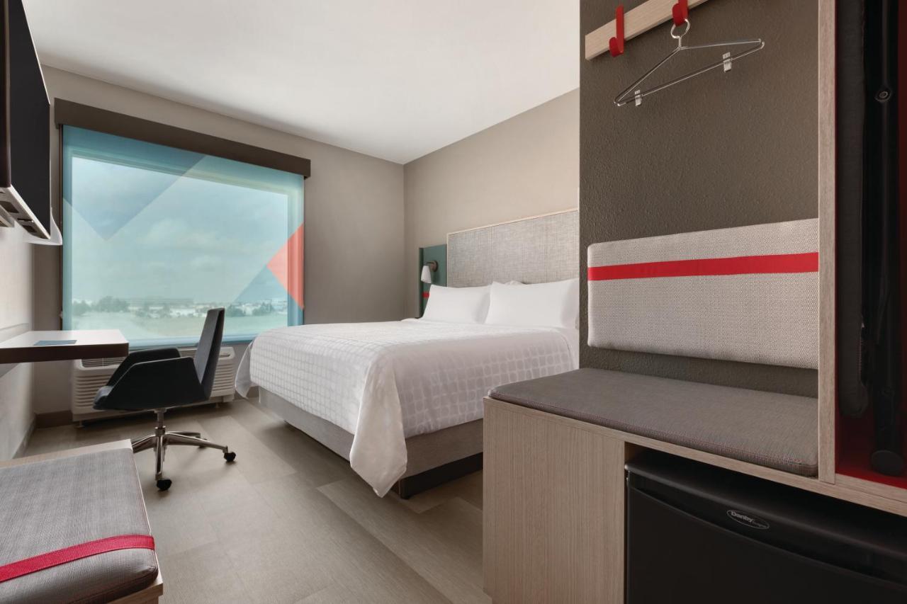 Avid Hotel-Midland Bagian luar foto