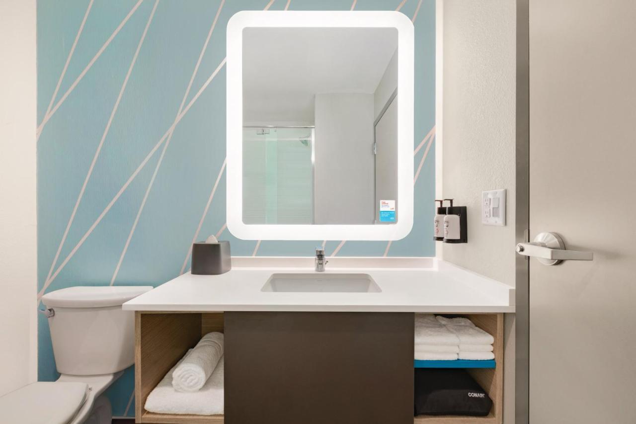 Avid Hotel-Midland Bagian luar foto
