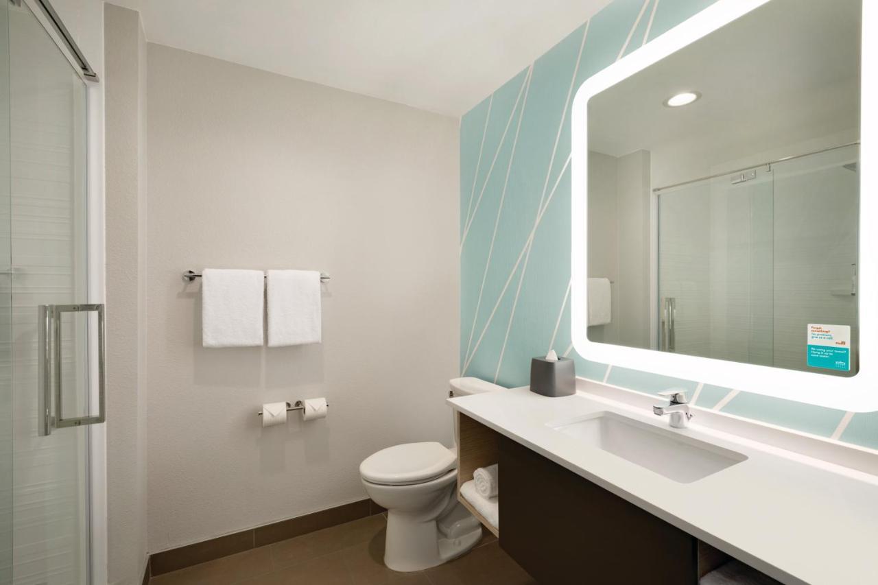 Avid Hotel-Midland Bagian luar foto
