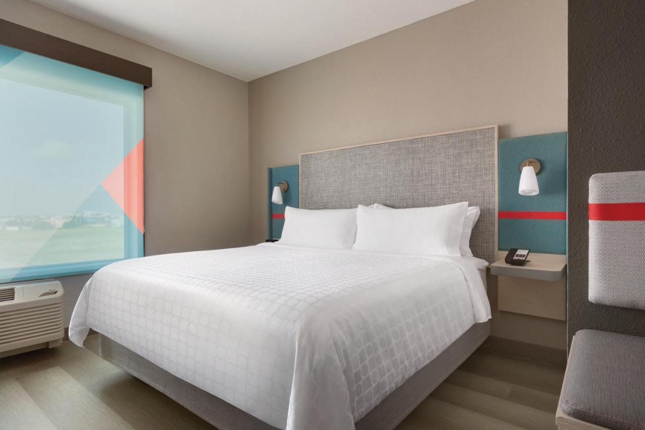Avid Hotel-Midland Bagian luar foto