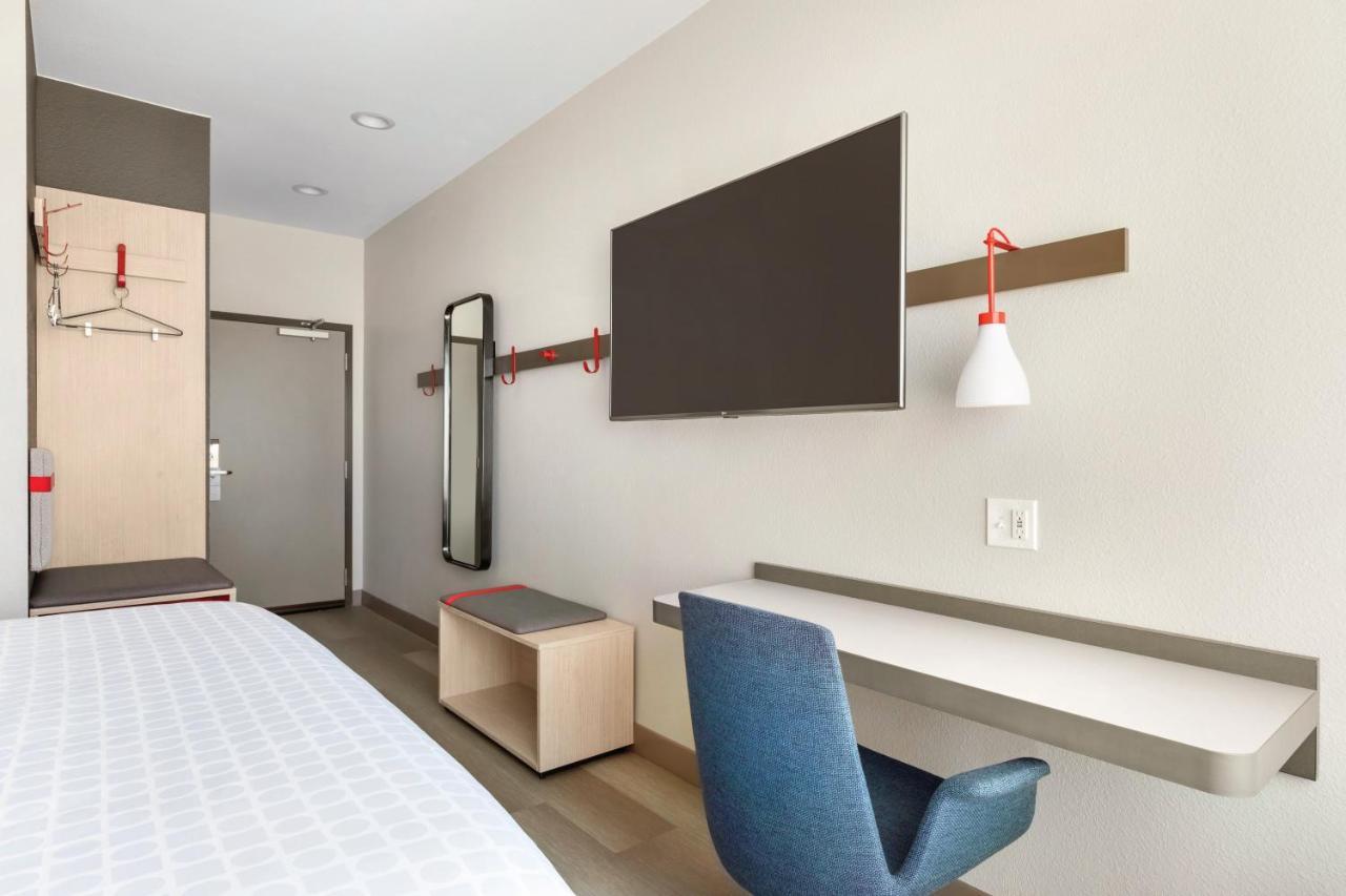 Avid Hotel-Midland Bagian luar foto