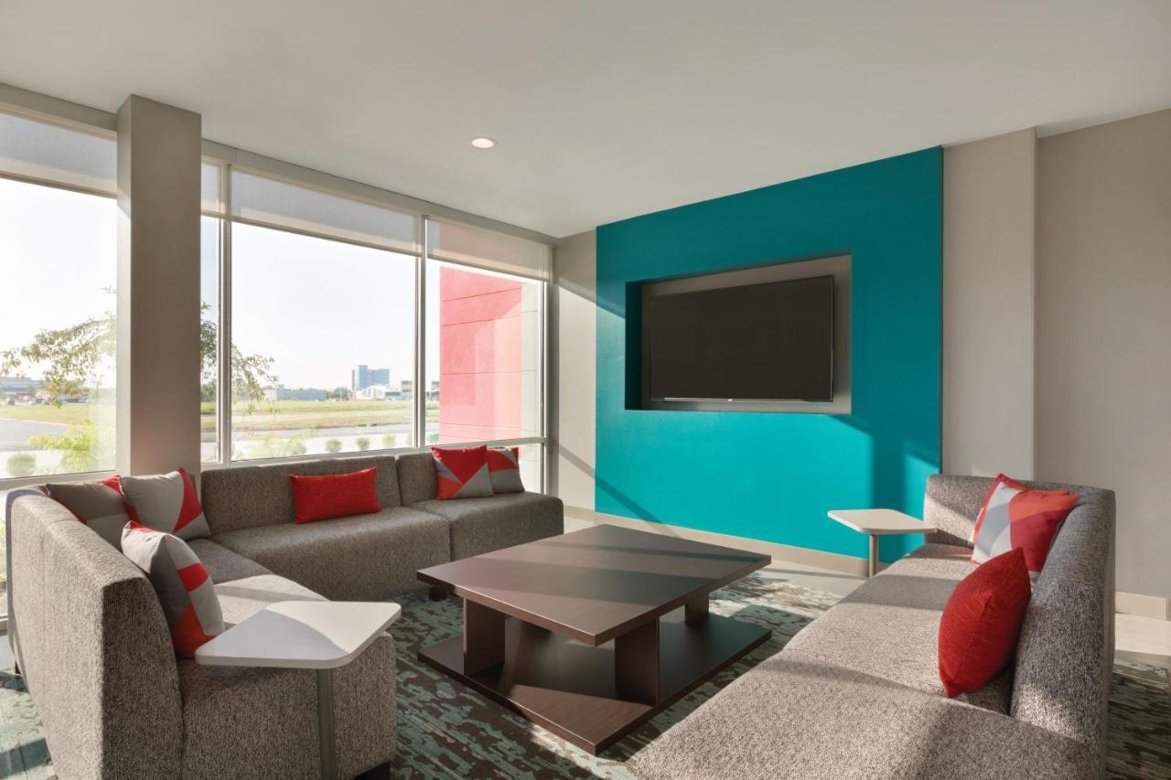 Avid Hotel-Midland Bagian luar foto